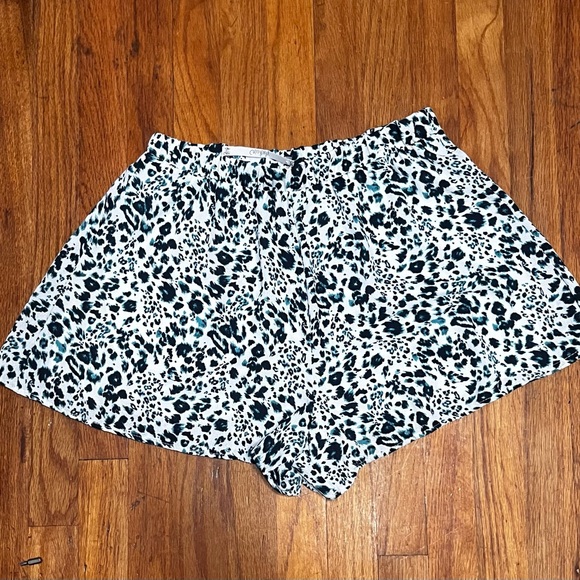 paper doll White and Black Leopard Print Elastic-Waist Athletic Shorts - Picture 2 of 5